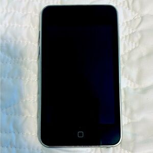 Apple iPod Touch  - 3rd Gen -Silver (32 GB) Working/ Functioning w Charging Cord
